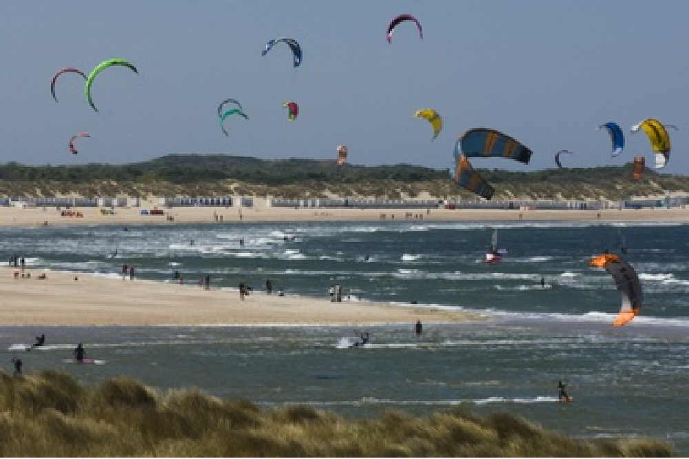 Strand met vliegers